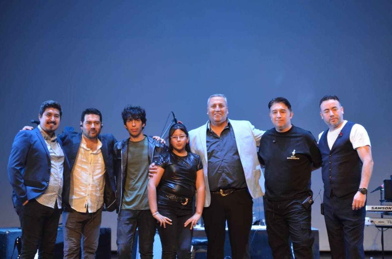 Entretiempos saludando al final de un show en teatro